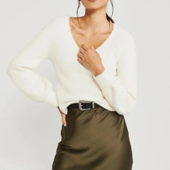 Abercrombie & Fitch Soft Eyelash Furry Scoop Neck Sweater White Cream Sz Medium - Picture 5 of 11